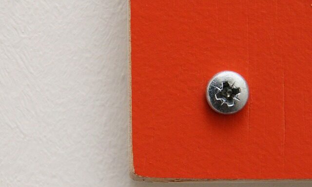 Czy mosiężna skrobaczka rysuje szyby?