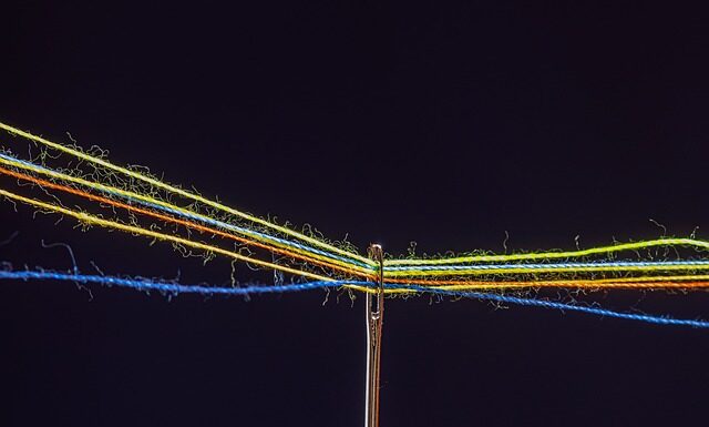 Jak podłączyć tubę do samochodu?