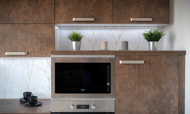 Czy lodówką może stać przy zlewie?