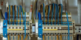 Jaki bezpiecznik pomiędzy regulatorem a akumulatorem?