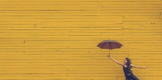 Jak usunąć żółte plamy z pokrowca materaca?