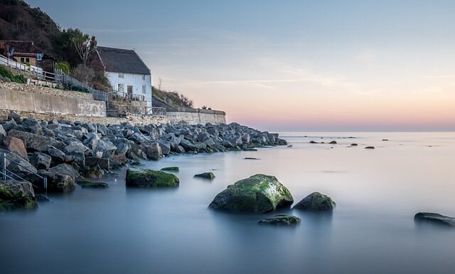 Czy telewizor może jednocześnie odtwarzać dźwięk przez gniazdo słuchawkowe i głośniki telewizora?
